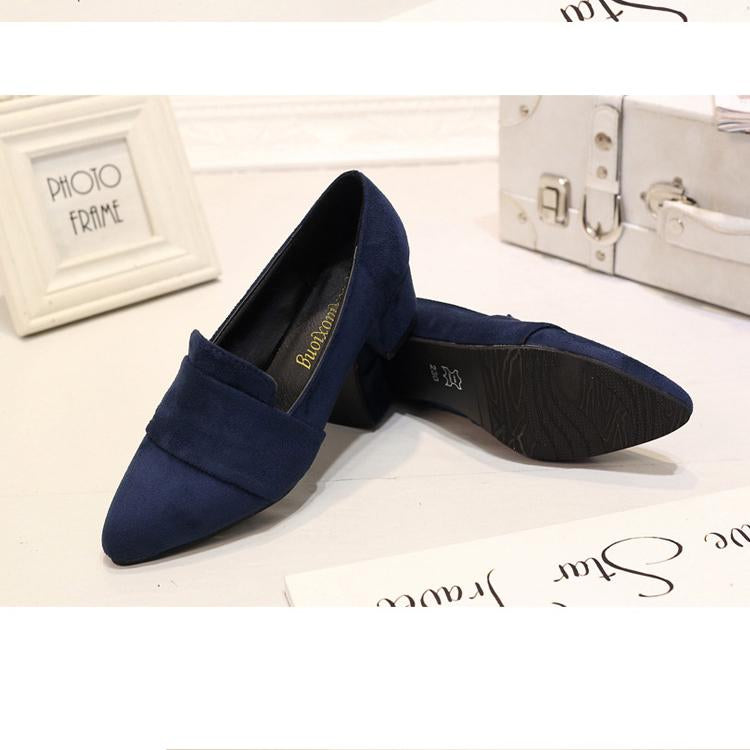 Talons moyens en cuir verni avec boucle