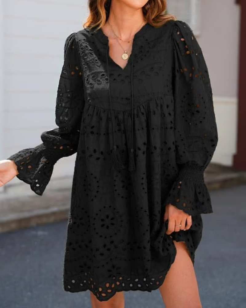 Robe courte en dentelle au charme intemporel