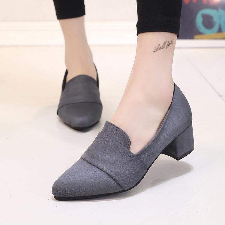 Talons moyens en cuir verni avec boucle