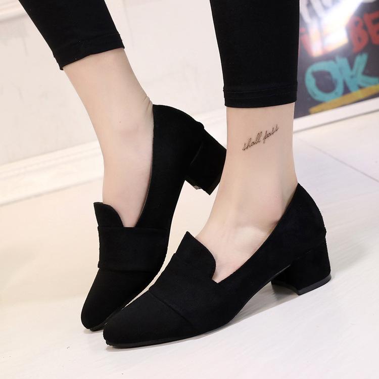 Talons moyens en cuir verni avec boucle