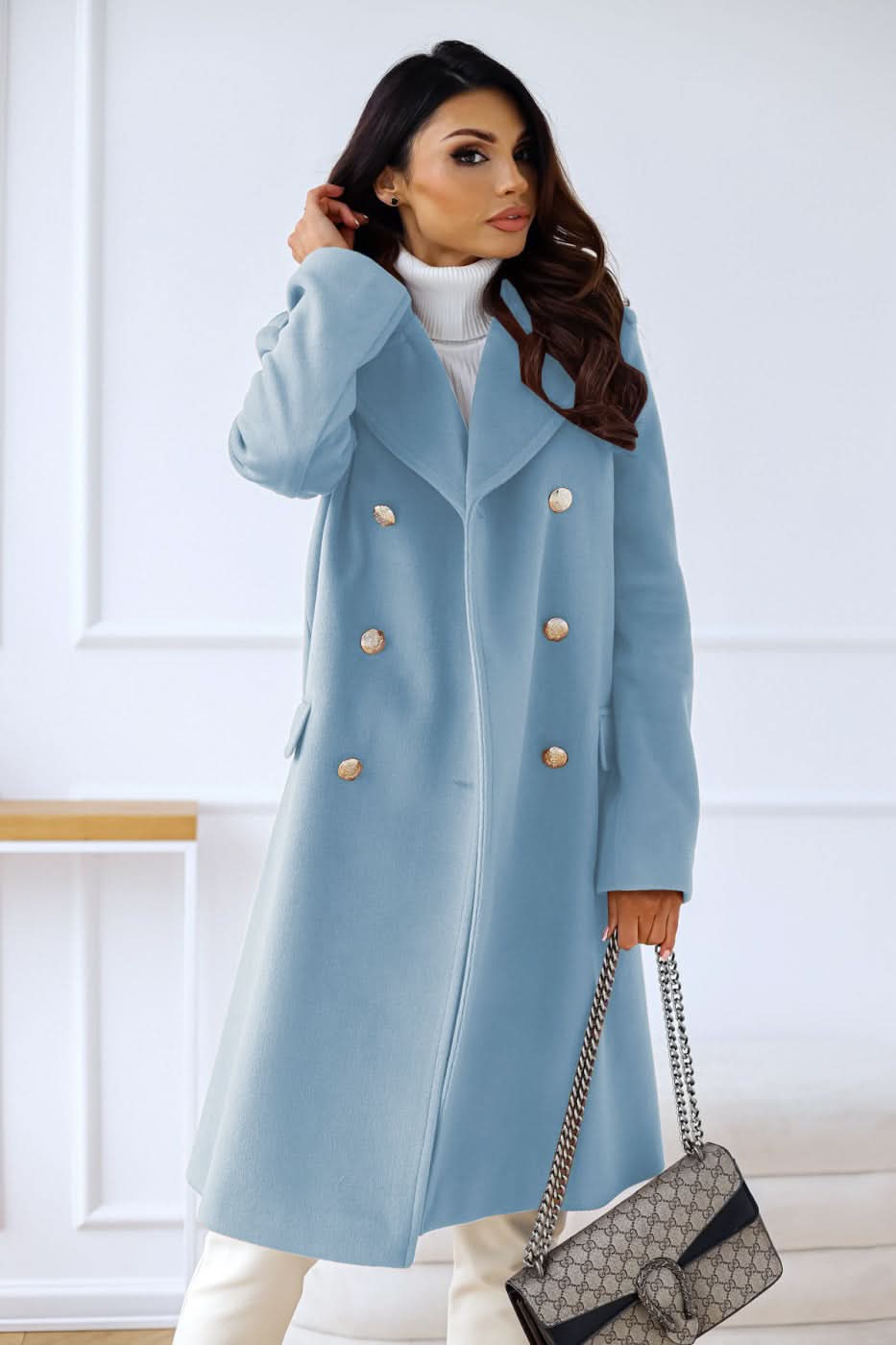 Manteau noir emblématique avec boutons dorés pour femme grande taille