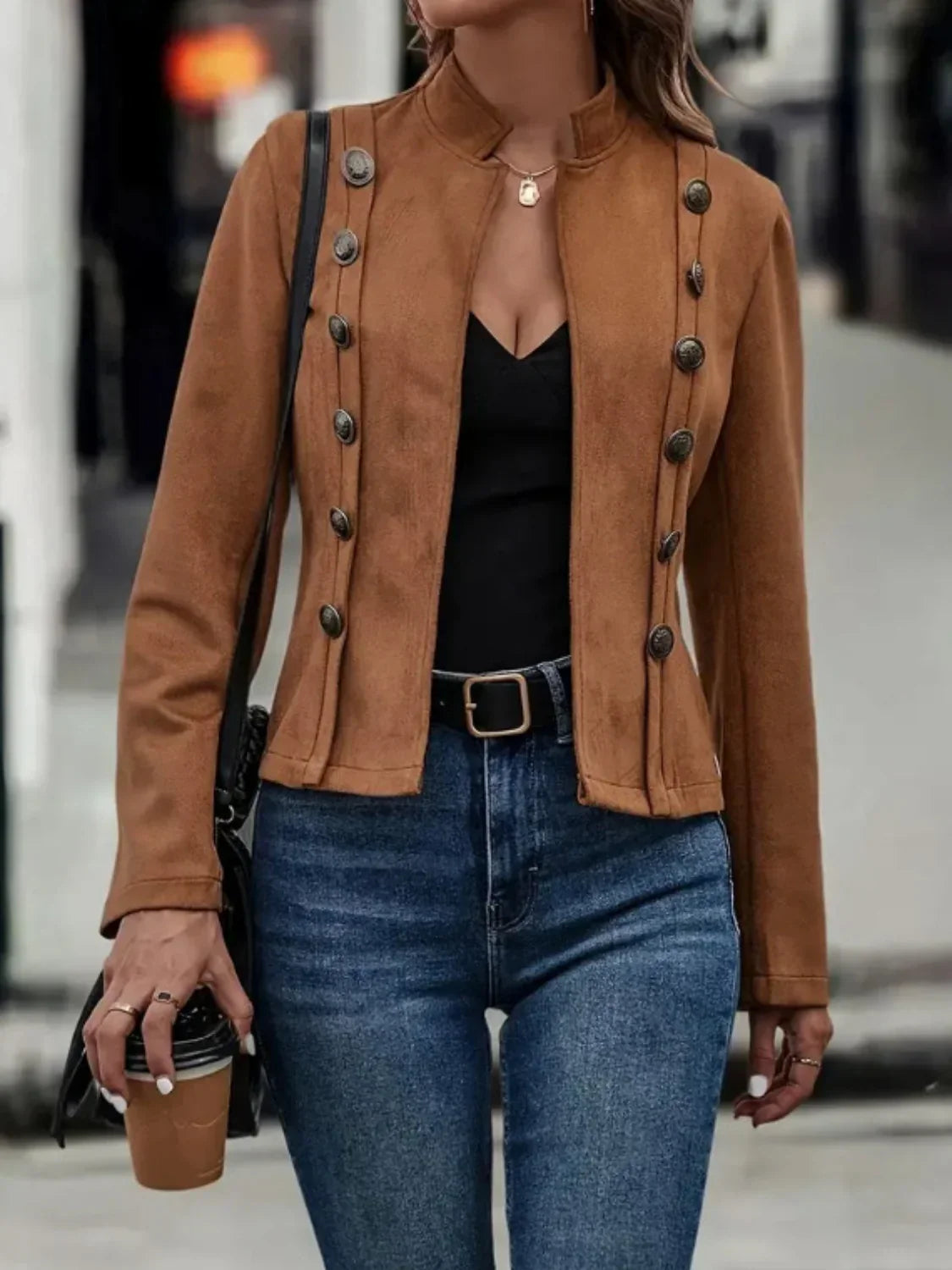 Une veste élégante avec un design de boutons inhabituel et des manches longues pour des looks modernes