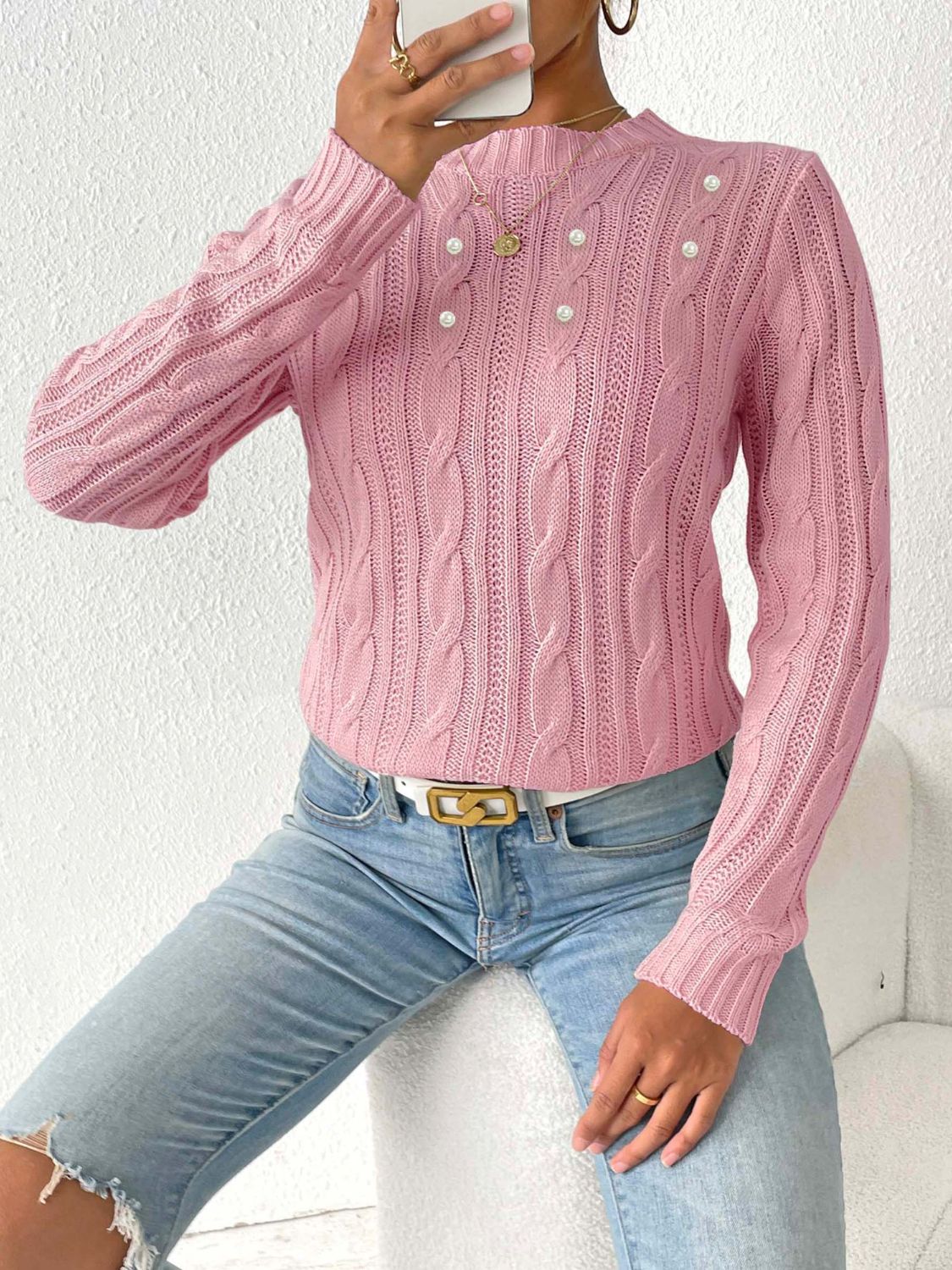 Pull élégant avec des motifs tissés et de délicats détails de perles