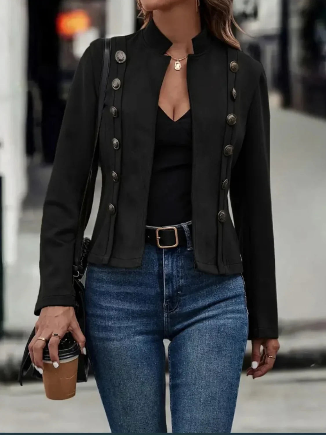 Une veste élégante avec un design de boutons inhabituel et des manches longues pour des looks modernes