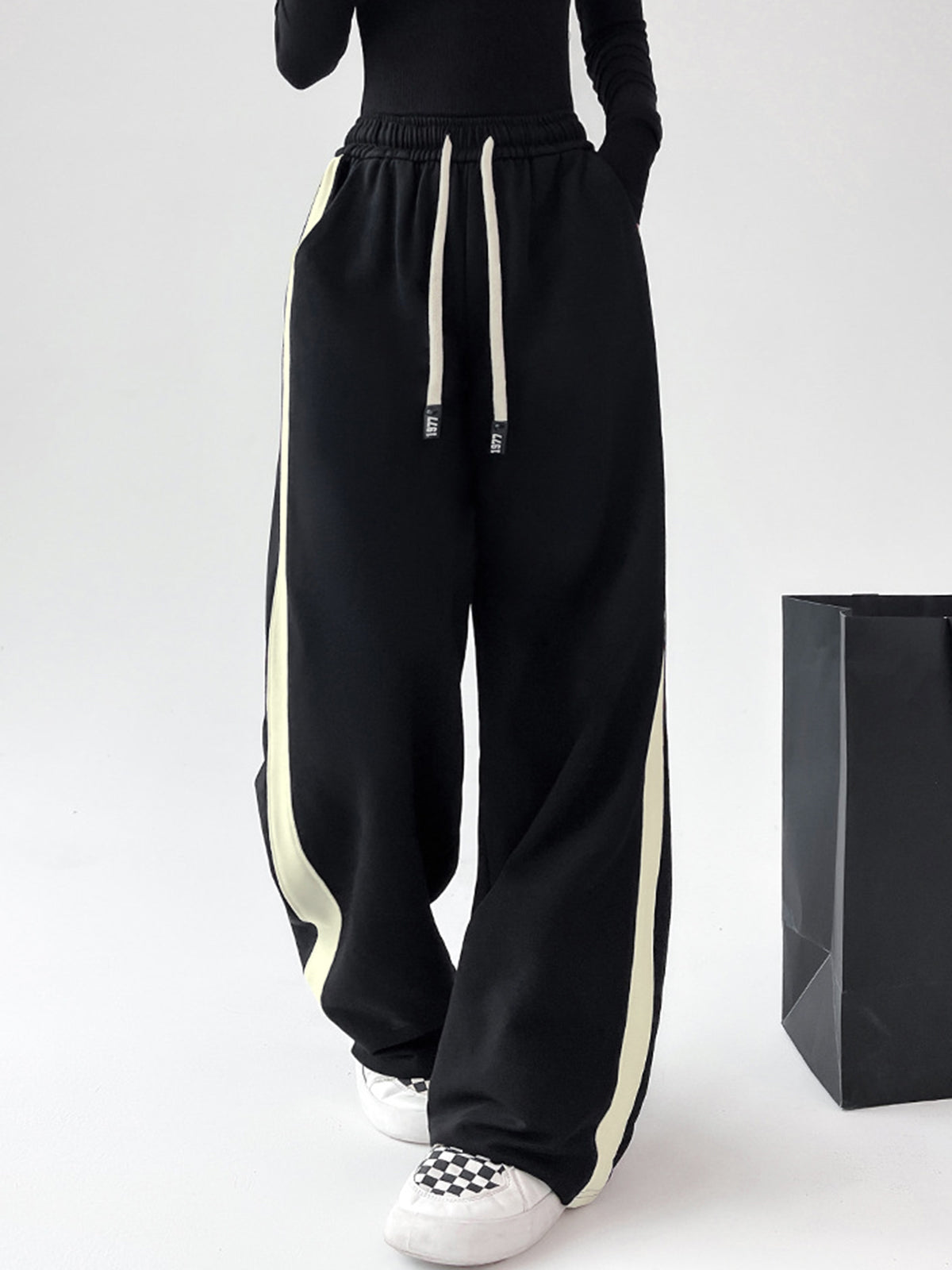 Pantalon de survêtement à jambes larges avec cordon de serrage et bordures contrastées