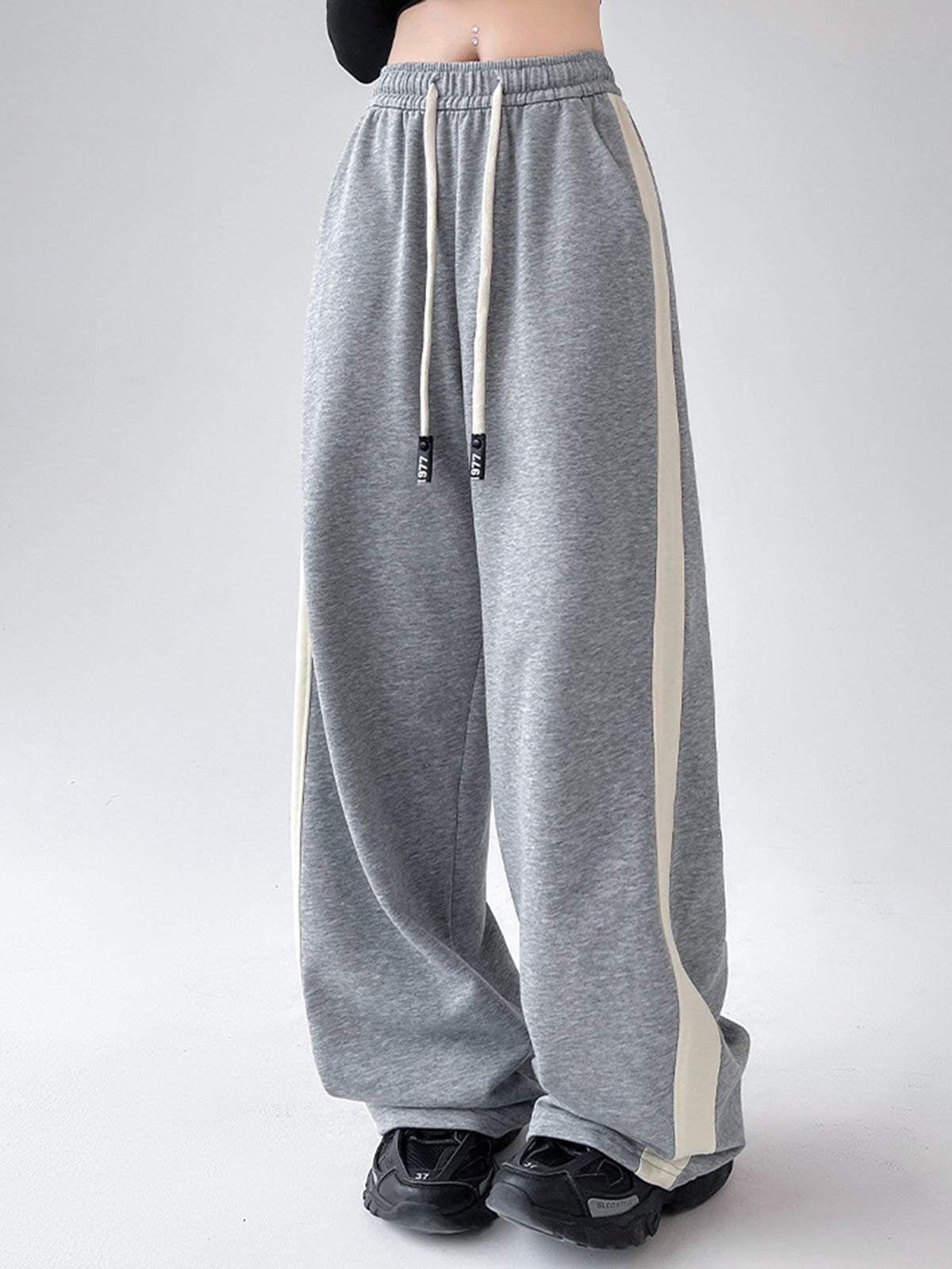 Pantalon de survêtement à jambes larges avec cordon de serrage et bordures contrastées