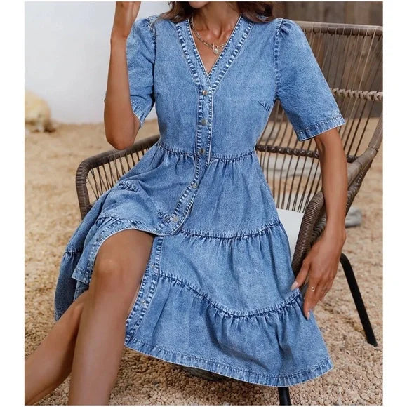 Kataleya - Mini robe en chambray à volants avec fermeture à boutons en denim