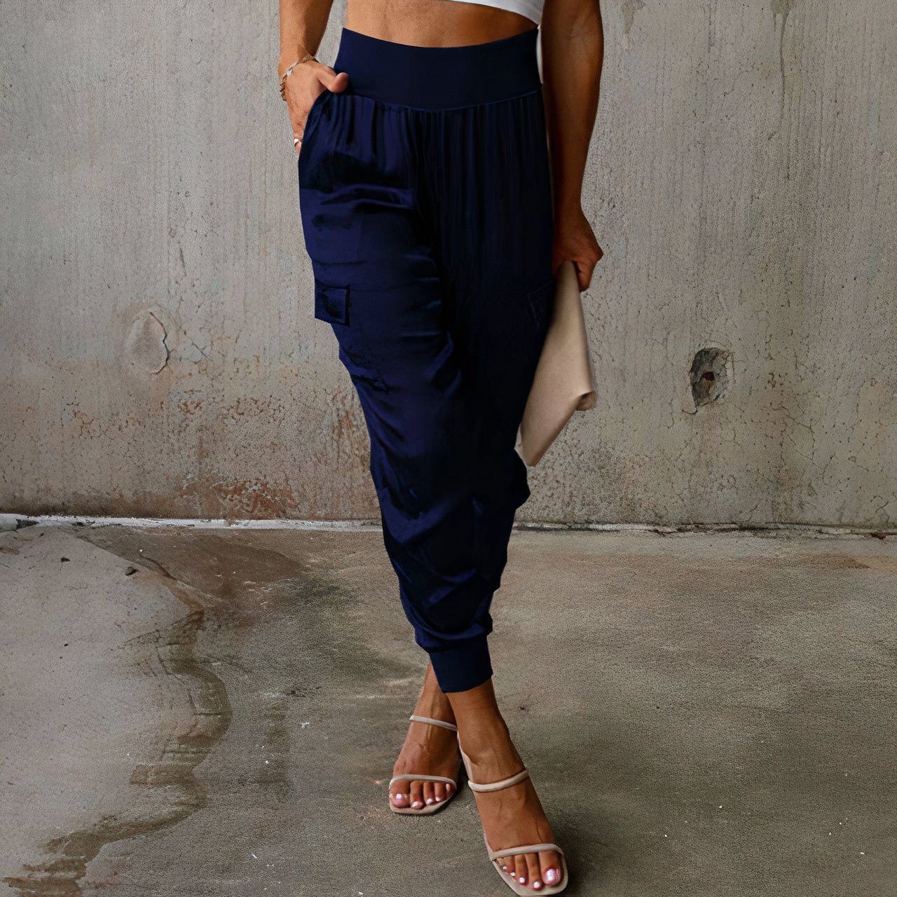 Elégant pantalon cargo avec des reflets satinés - Rayna