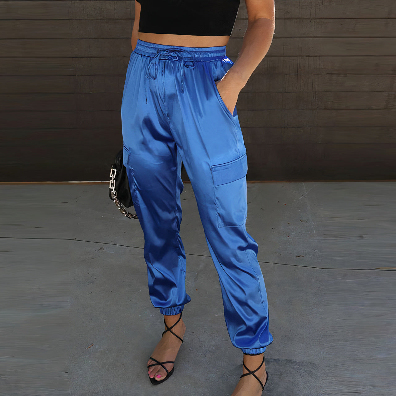 Elégant pantalon cargo avec des reflets satinés - Rayna