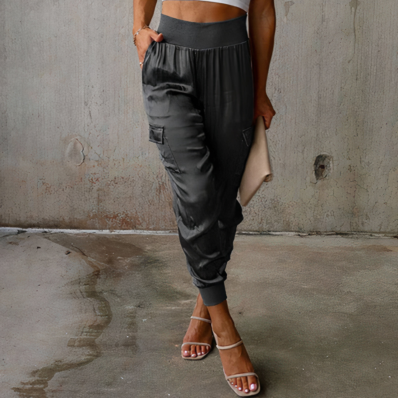 Elégant pantalon cargo avec des reflets satinés - Rayna