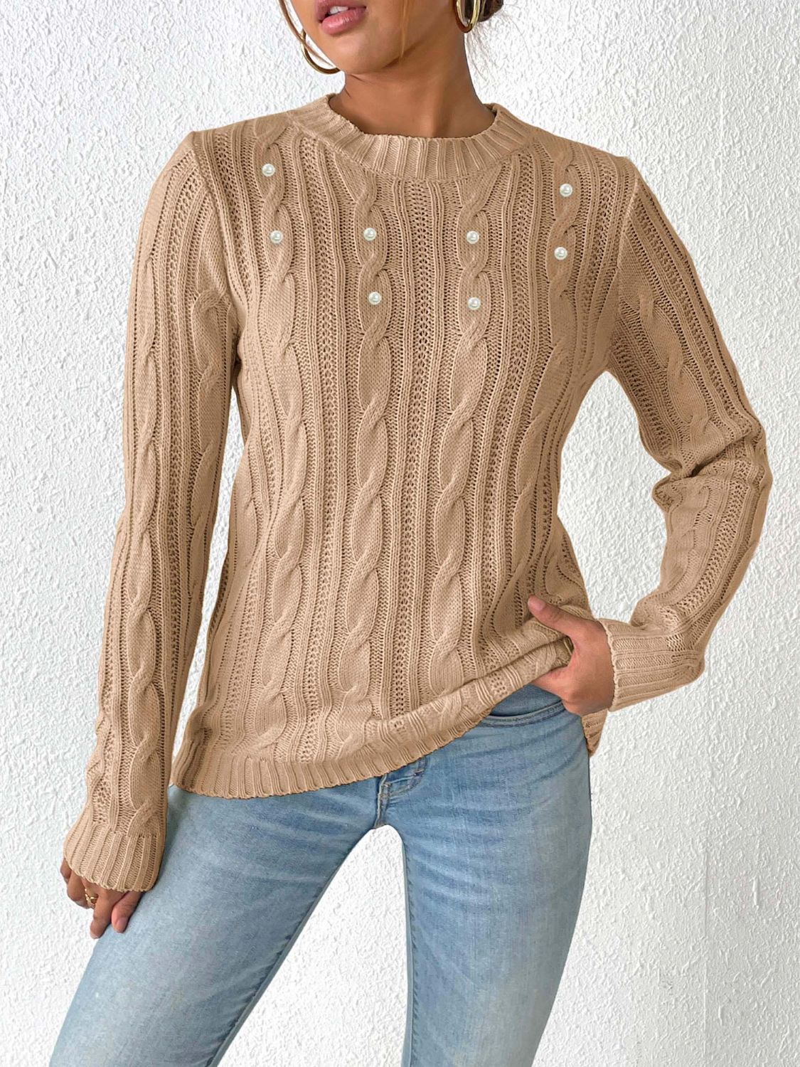 Pull élégant avec des motifs tissés et de délicats détails de perles