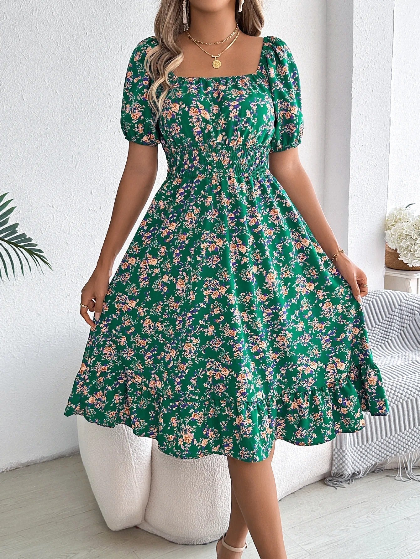 Robe féminine à motifs floraux et manches bouffantes
