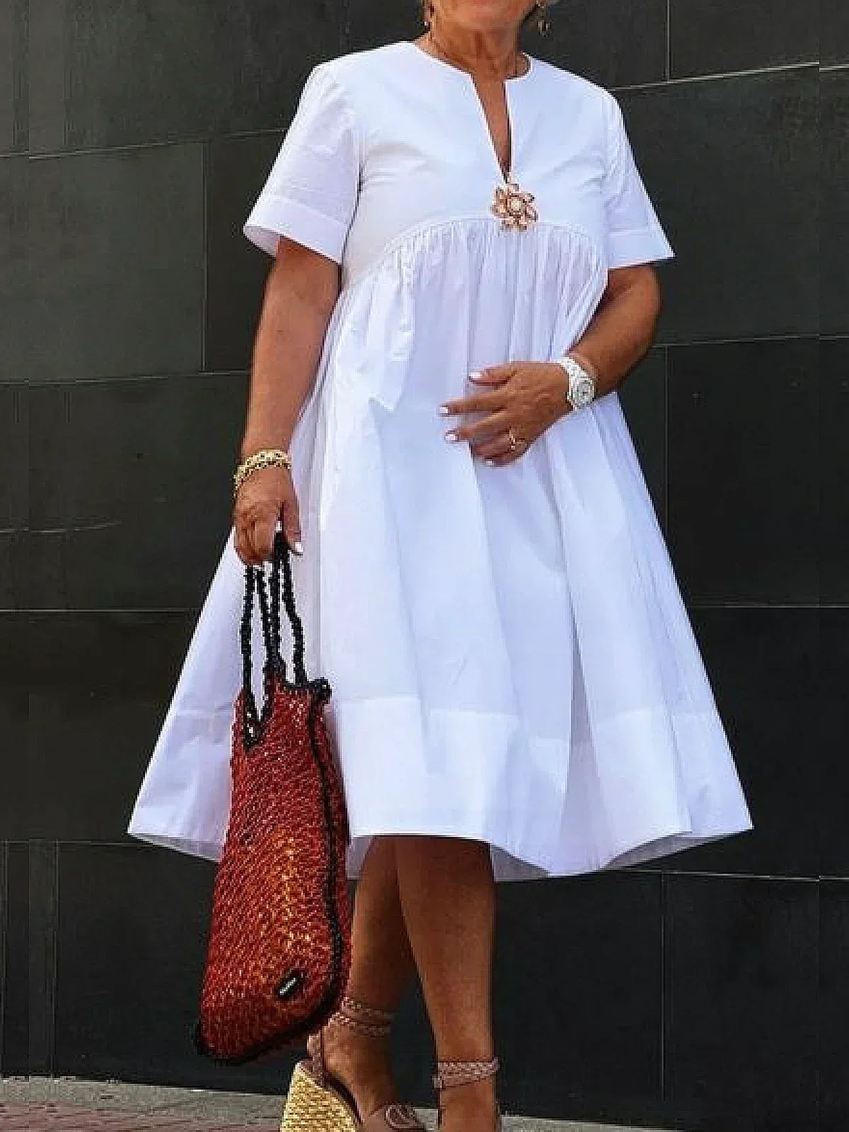 Daleyza - Robe midi unie avec broche florale