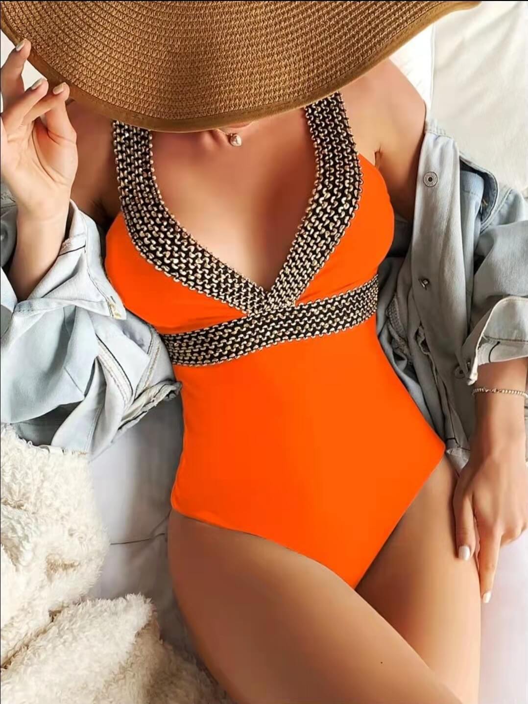 Stella® | Maillot de bain col V avec détails dorés