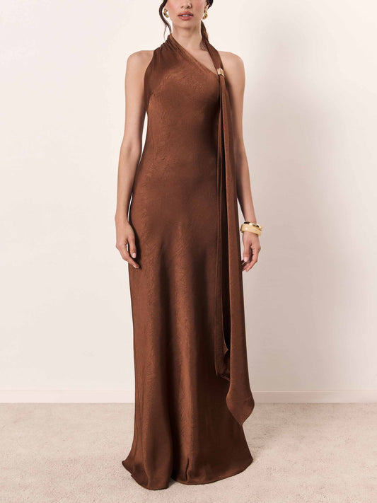 Robe longue élégante à une seule bretelle et dos nu