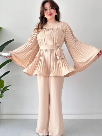 Top et pantalon avec plis et forme évasée