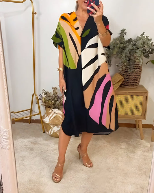 Robe décontractée avec un motif de feuilles prononcé, idéale pour un usage quotidien.