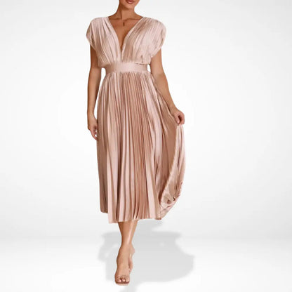 Robe longue plissée avec décolleté plongeant et coupe élégante
