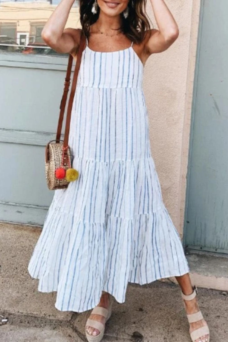 Jolie robe rayée à bretelles spaghetti et empiècements tendance