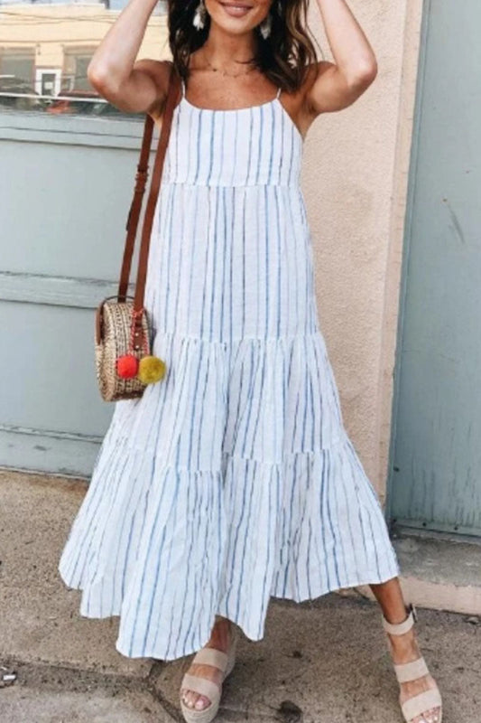 Jolie robe rayée à bretelles spaghetti et empiècements tendance