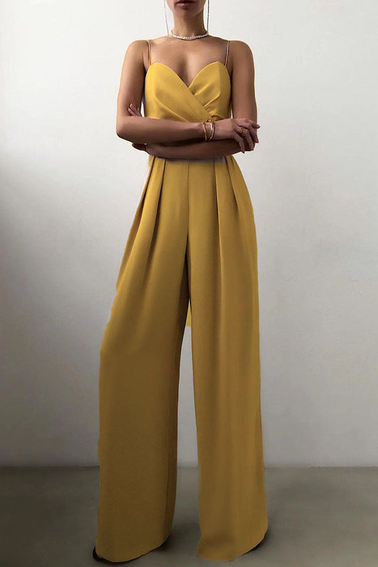Combinaison à la mode avec des bretelles étroites et un pantalon fluide dans un style contrasté