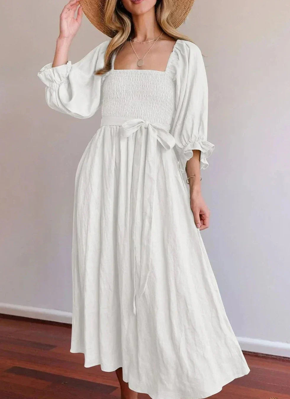Robe élégante coupe trapèze avec encolure carrée et volants rigides