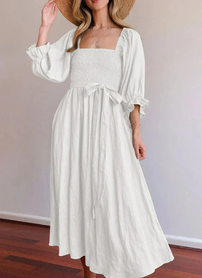 Robe élégante coupe trapèze avec encolure carrée et volants rigides