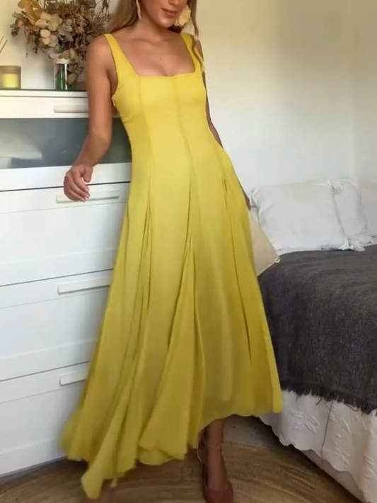 Robe longue élégante avec encolure carrée et bretelles spaghetti, idéale pour les jours de semaine