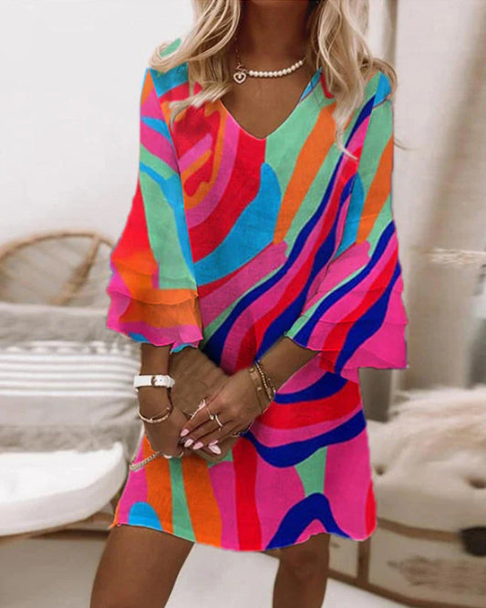 Mini robe séduisante avec manches cloche et décolleté en V
