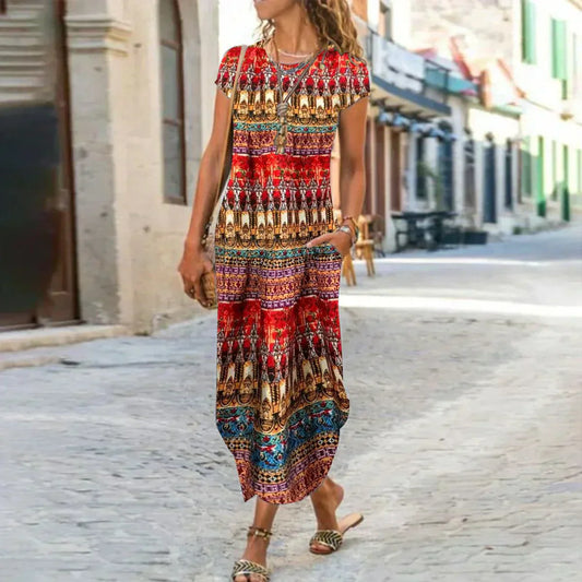 Robe longue rouge à manches courtes et encolure ronde