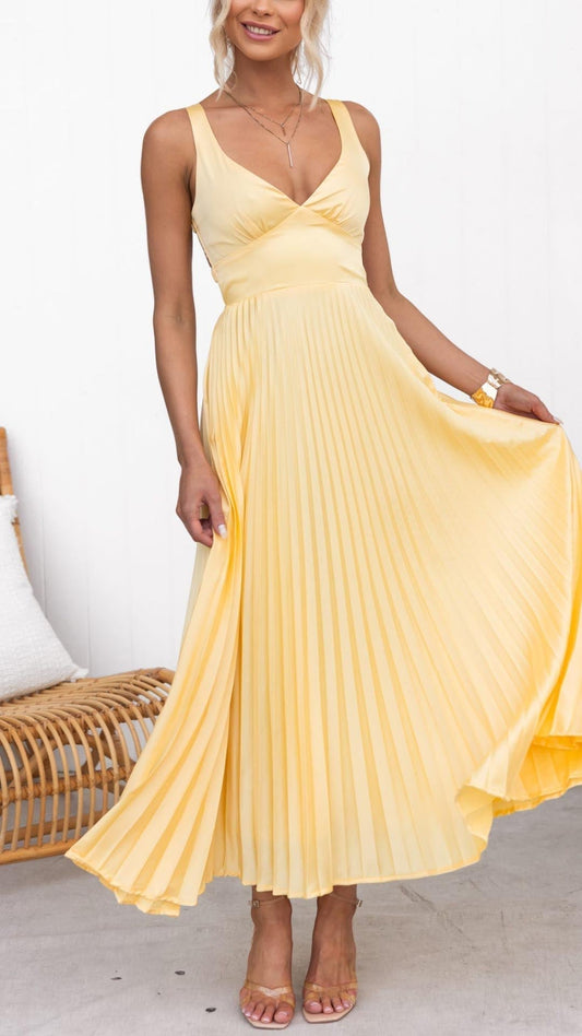 Robe de soirée longue élégante avec dos nu et jupe plissée souple