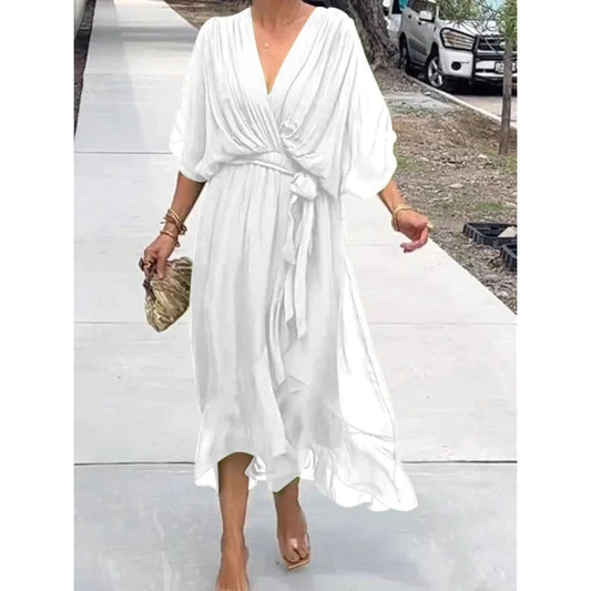 Robe élégante pour femme avec encolure croisée et drapé fluide