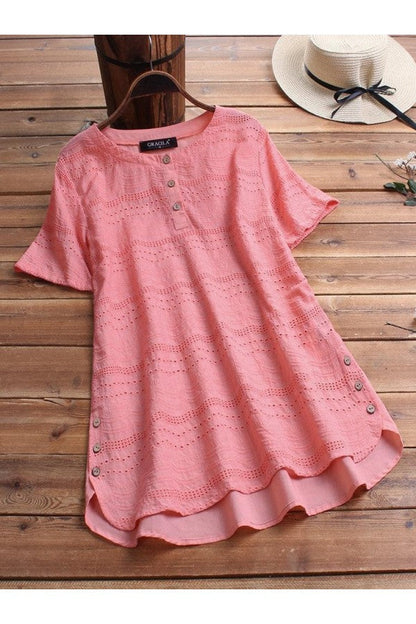 Blouse décontractée brodée de style bohème avec manches courtes et fermeture à boutons.