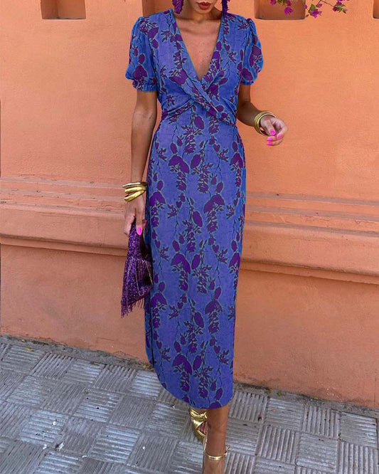 Robe midi à imprimé floral et encolure en V, idéale pour toutes les occasions.