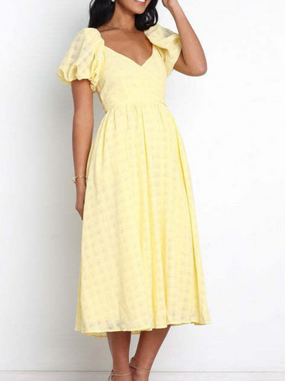 Robe avec jupe pastel, encolure carrée et couture tendance