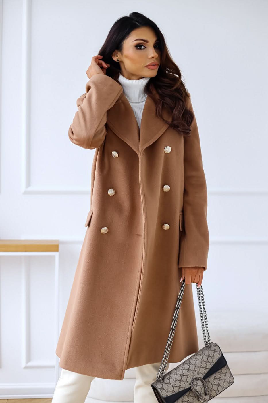 Manteau noir emblématique avec boutons dorés pour femme grande taille
