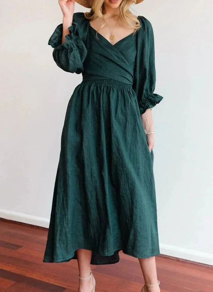 Robe élégante coupe trapèze avec encolure carrée et volants rigides