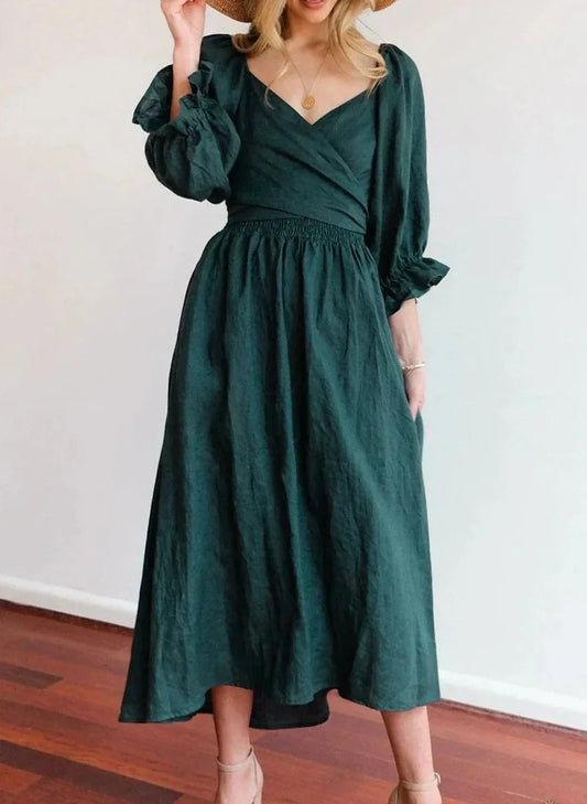 Robe élégante coupe trapèze avec encolure carrée et volants rigides