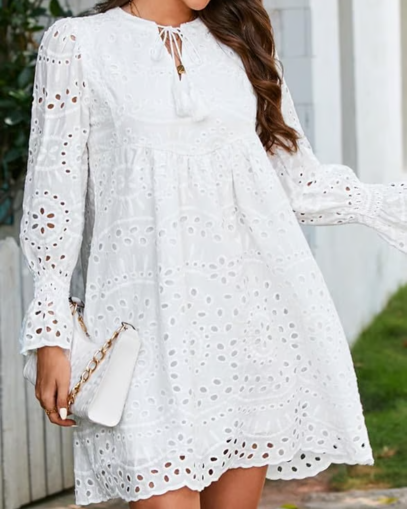 Robe courte en dentelle au charme intemporel