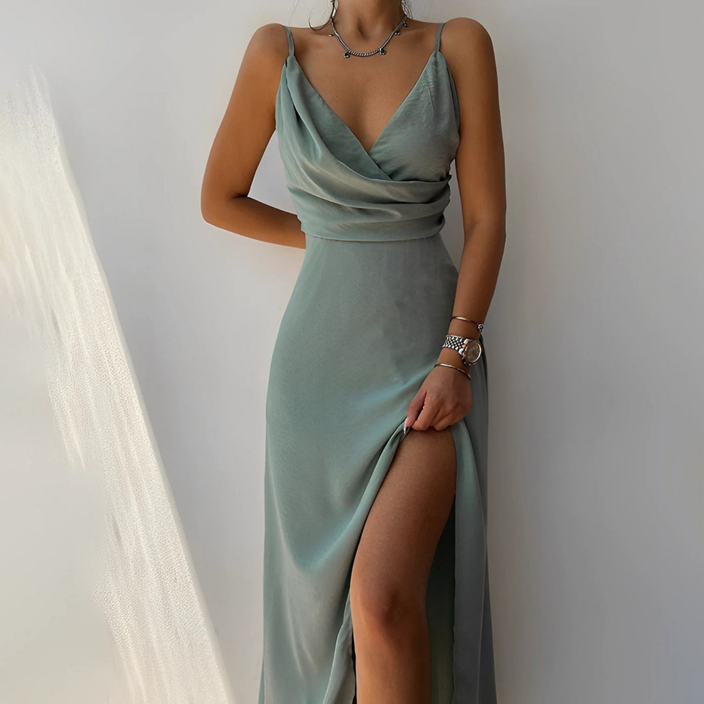 Fenna | Robe à col en V simple et classique