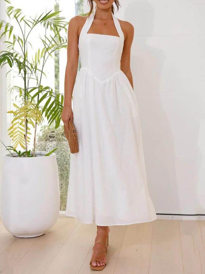 Robe mi-longue noire avec encolure demi-col et coupe cintrée
