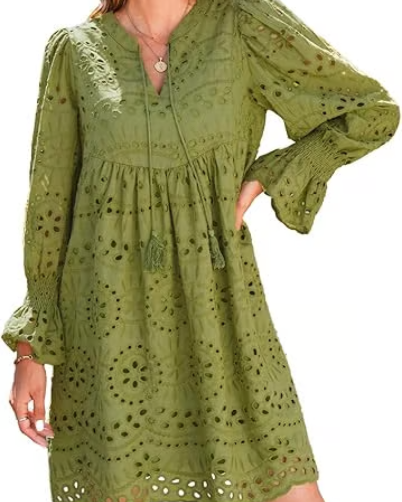Robe courte en dentelle au charme intemporel