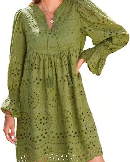 Robe courte en dentelle au charme intemporel