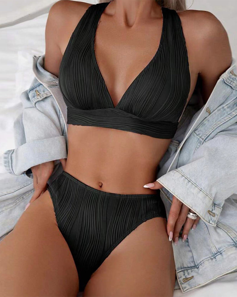 Bikini sexy monochrome avec décolleté en V profond