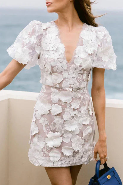 Lina - Robe courte à motif floral et manches bouffantes
