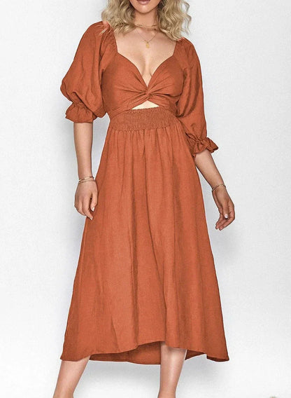Robe élégante coupe trapèze avec encolure carrée et volants rigides