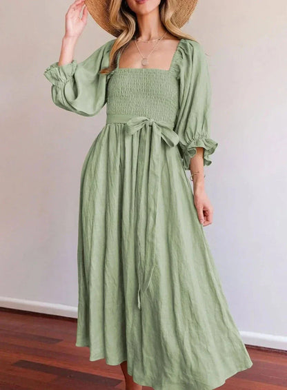 Robe élégante coupe trapèze avec encolure carrée et volants rigides