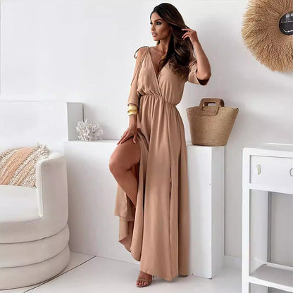 Robe longue élégante avec encolure croisée et fente latérale fluide