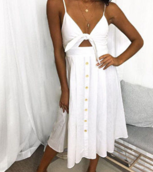 Robe d'été élégante à fines bretelles et détails croisés pour les occasions spéciales