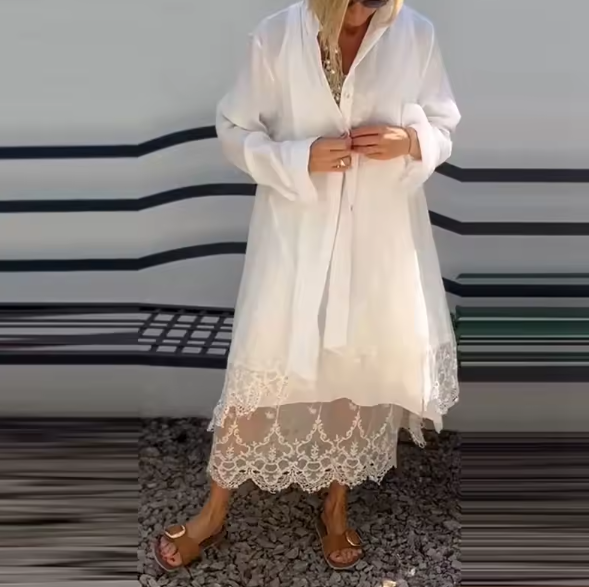 Robe longue avec détails tendance et petit manteau léger inclus